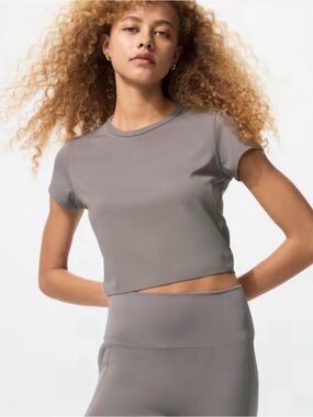 Uniqlo AIRism Soft Seamless Cropped T-Shirt